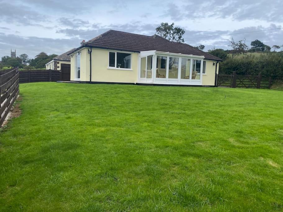 Bungalow In Pillaton Солташ Екстериор снимка